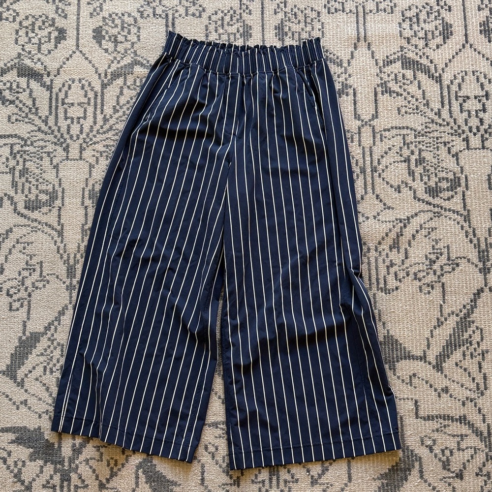 Lululemon Stretch Woven Ruffle-Waist Wide-Leg Cropped Pant